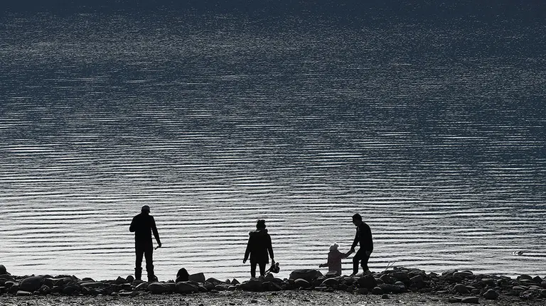 El buen tiempo y las escasas precipitaciones de los últimos meses hace que las aguas del pantano de Yesa dejen al descubierto antiguos caminos y casas. EFE/Jesús Diges