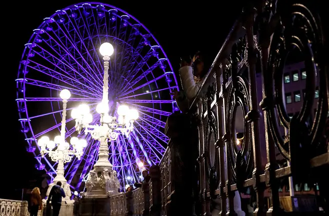 GRAF458. SAN SEBASTIÁN, 20/12/2018.- Vista de la noria instalada junto a la playa de La Concha de San Sebastián con motivo de las fiestas navideñas. EFE/Javier Etxezarreta.