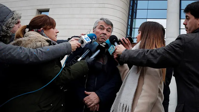 GRAFCAV599. PAMPLONA, 06/12/2018.- El letrado encargado de la defensa de los cinco miembros de 'La Manada', Agustín Becerra, atiende a los periodistas ante el Palacio de Justicia de Navarra antes de participar hoy en la vistilla en la que los magistrados deberán decidir si los acusados por abuso sexual a una joven durante las fiestas de San Fermín de 2016 regresan a prisión provisional. EFE/Villar López.
