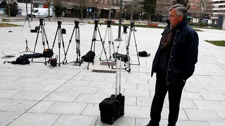 GRAFCAV604. PAMPLONA, 06/12/2018.- El letrado encargado de la defensa de los cinco miembros de 'La Manada', Agustín Becerra, espera para atender a los periodistas ante el Palacio de Justicia de Navarra antes de participar hoy en la vistilla, en la que los magistrados deberán decidir si los acusados por abuso sexual a una joven durante las fiestas de San Fermín de 2016 regresan a prisión provisional, en donde ha afirmado que no ve motivos para que el tribunal cambie de criterio y determine la prisión provisional para los cinco sevillanos, porque desde el auto de junio de este año "no ha cambiado absolutamente nada". EFE/Villar López.