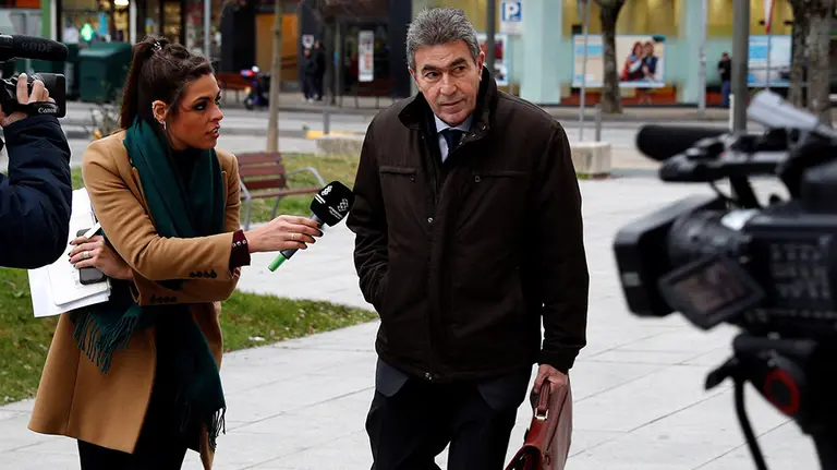 GRAFCAV600. PAMPLONA, 06/12/2018.- El abogado de la víctima de La Manada, Miguel Angel Morán, atiende a los periodistas a su llegada al Palacio de Justicia de Navarra antes de participar hoy en la vistilla que se celebra en Pamplona en la que los magistrados deberán decidir si los acusados por abuso sexual a una joven durante las fiestas de San Fermín de 2016 regresan a prisión provisional, en donde ha afirmado que su cliente está tranquila y que confían en un cambio de criterio por parte uno de los magistrados. EFE/Villar López.