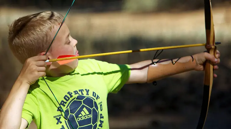 Un niño practicando tiro con arco ARCHIVO