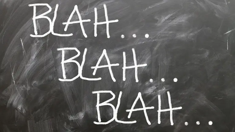 Una imagen de archivo muestra un mensaje contrario a los rumores en un aula