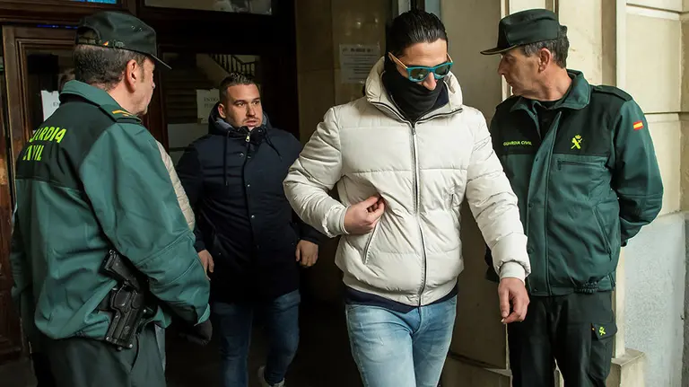 -FOTODELDIA- GRAF2432. SEVILLA, 26/12/2018.- José Ángel Prenda (i) y Alfonso Jesús Cabezuelo (d), dos de los cinco miembros de la Manada condenados a 9 años de prisión por abusos sexuales a una joven en los Sanfermines del 2016, a su salida de la Audiencia de Sevilla tras haber seguido por videoconferencia la vista en la Audiencia de Navarra para decidir si siguen en libertad provisional o entran en prisión, que apenas ha durado media hora. EFE/Raúl Caro