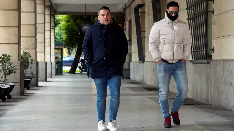 GRAF2402 SEVILLA. 26/12/2018. -Los miembros de &#34;la manada&#34; condenados a 9 años de prisión por abusos sexuales a una joven en los Sanfermines del 2016, José Ángel Prenda (i) y Alfonso Jesús Cabezuelo (d), a su llegada a la Audiencia de Sevilla para seguir por videoconferencia la vista en la Audiencia de Navarra para decidir si siguen en libertad provisional o entran en prisión. EFE/Raúl Caro