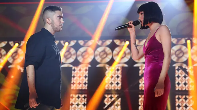 La pamplonesa Natalia canta a dúo con Beret el tema Lo siento en la gala de Navidad de Operación Triunfo RTVE