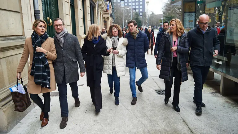 El presidente del PP, Pablo Casado, preside una ofrenda floral en el monumento a las Víctimas del Terrorismo. MIGUEL OSÉS 2
