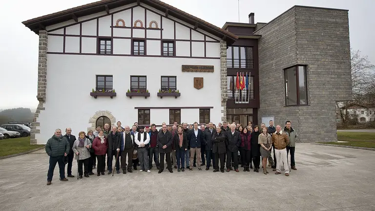 La consejera Elizalde y el resto de participantes en Mugiro GN