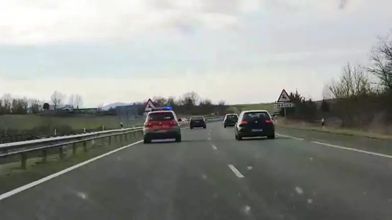 Imagen de la persecución policial por la Autovía del Norte efectuada por la Policía Foral tras un coche conducido por dos ladrones que se daban a la fuga y fueron interceptados en Álava. POLICÍA FORAL