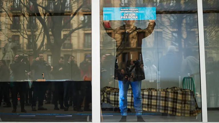 La Red Ciudadana Sare organiza la iniciativa 'Una mirada desde dentro' en defensa de los derechos de los presos asesinos etarras con la colocación de una celda en Paseo Sarasate. MIGUEL OSÉS  (2)