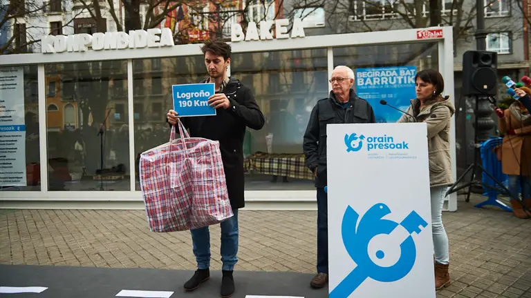 La Red Ciudadana Sare organiza la iniciativa 'Una mirada desde dentro' en defensa de los derechos de los presos asesinos etarras con la colocación de una celda en Paseo Sarasate. MIGUEL OSÉS  (7)