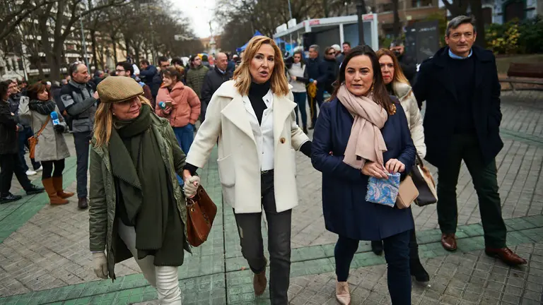Ana Beltrán hace hace declaraciones en el Paseo de Sarasate, junto a la instalación. MIGUEL OSÉS 1