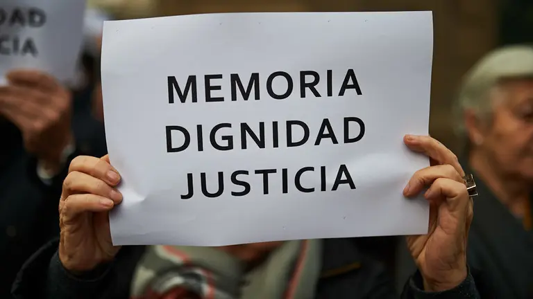 La Asociación Navarra de Víctimas del Terrorismo de ETA (ANVITE) organiza una concentración silenciosa con el lema _Verdad, Memoria y Dignidad' para mostrar su respeto y homenaje a las victi (7)