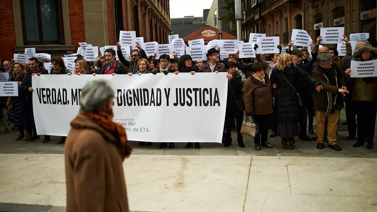 La Asociación Navarra de Víctimas del Terrorismo de ETA (ANVITE) organiza una concentración silenciosa con el lema _Verdad, Memoria y Dignidad' para mostrar su respeto y homenaje a las victi (10)