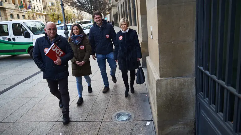 El sindicato UGT entrega en el registro central del Gobierno de Navarra decenas de reclamaciones dirigidas a la Hacienda Foral para la devolución del IRPF. MIGUEL OSÉS 1