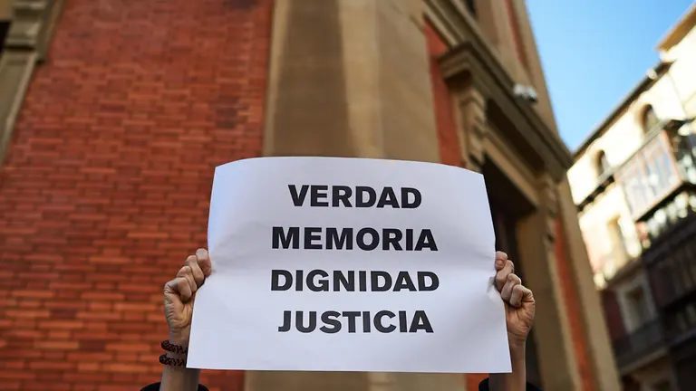 Momentos de tensión entre miembros de COVITE simpatizante de los acercamientos de los presos de ETA. MIGUEL OSÉS 1