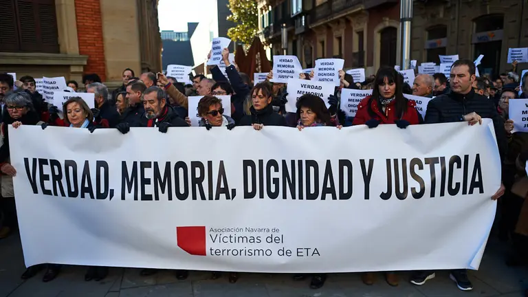 Momentos de tensión entre miembros de COVITE simpatizante de los acercamientos de los presos de ETA. MIGUEL OSÉS