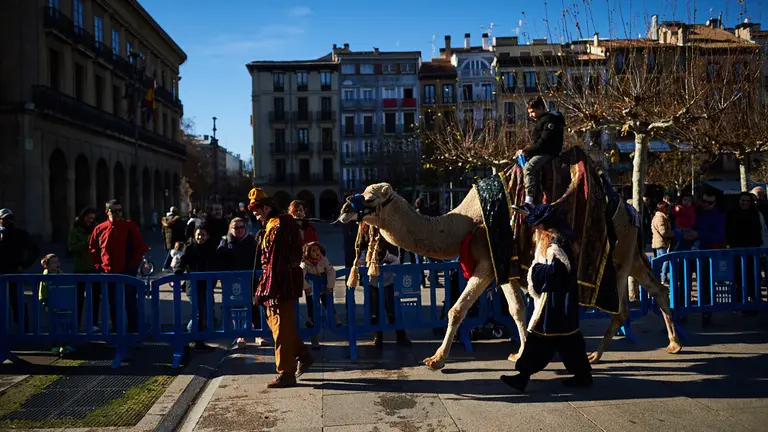 Los camellos de los Reyes Magos se pasean por la plaza del castillo. MIGUEL OSÉS 5