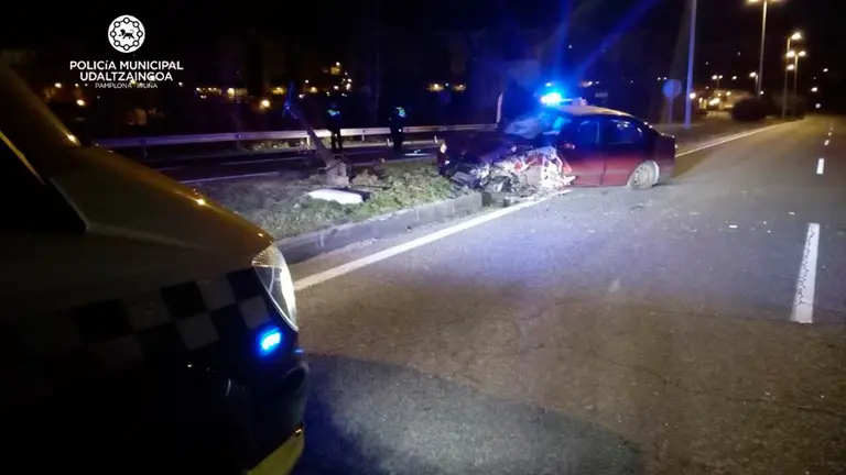 Accidente ocurrido en la avenida Navarra en donde una farola ha caído a la calzada. POLICÍA MUNICIPAL DE PAMPLONA