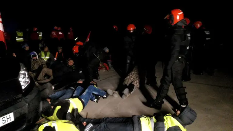Momentos de tensión entre algunos trabajadores de la Huerta de Peralta y la Policía Foral. LAB TWITTER  