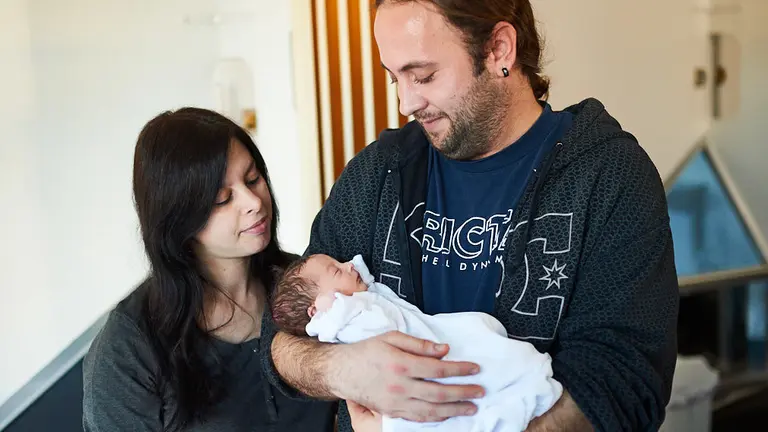 Marc, el primer bebe Navarro que ha nacido en Pamplona. MIGUEL OSÉS 2