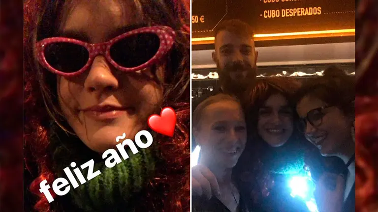 La joven Amaia Romero posa con los camareros de un conocido bar en el centro de Pamplona esta Nochevieja.jpg