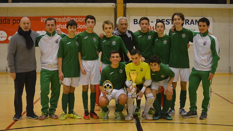 Equipo del San Juan A, campeón del Memorial navideño. Cedida.