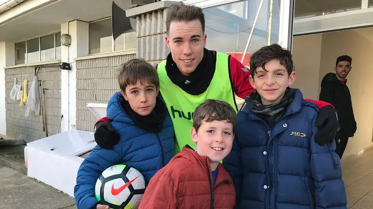 Carlos Clerc posa con jóvenes aficionados en Tajonar. Twitter CA Osasuna.