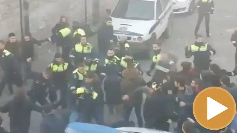 Imagen del desalojo del Gaztetxe de Vitoria entre jóvenes y policía TWITTER player