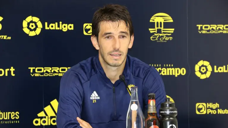 El serbio Dejan Lekic en rueda de prensa como jugador del equipo gaditano. Twitter Cádiz CF.