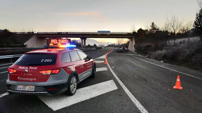 La Policía Foral atiende la salida de vía de un vehículo en Irañeta TWITTER POLICÍA FORAL