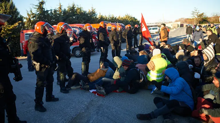 Los piquetes de los huelguistas en las puertas de la huerta de Peralta. MIGUEL OSÉS 14