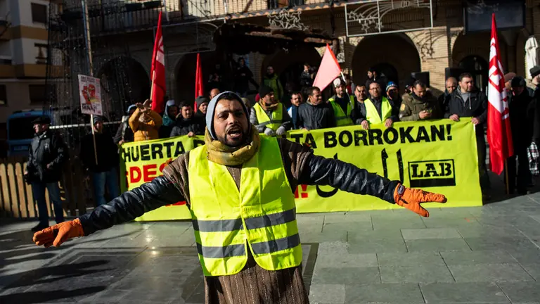 Manifestación por las calles de Peralta a favor de la huelga de la Huerta. MIGUEL OSÉS_9