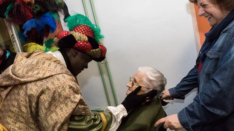 Visita de SS.MM. Los Reyes Magos a la Casa de Misericordia de Pamplona (35). IÑIGO ALZUGARAY