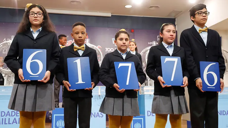 GRAF5181 MADRID, 6/1/2019.- El segundo premio del sorteo extraordinario de El Niño, celebrado hoy y dotado con 750.000 euros por serie (75.000 euros al décimo), ha correspondido al número 61.776. EFE/Zipi