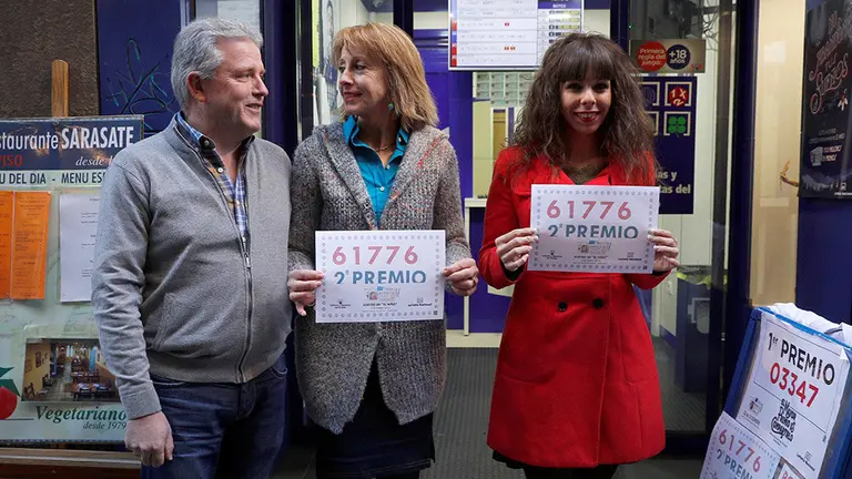 GRAF5263. PAMPLONA, 06/01/2019.- Los propietarios de la Administración de lotería número 4 de Pamplona, en la calle San Nicolás, posan para los gráficos tras celebrar que han vendido parte del segundo premio de la Lotería de El Niño, correspondiente al número 61.776. Llevan seis meses al frente del negocio y también en Navidad vendieron un décimo del gordo. EFE/Villar López