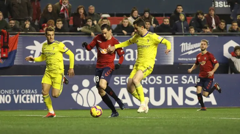 Partido entre Osasuna y el Cádiz en El Sadar ÍÑIGO ALZUGARAY (2)