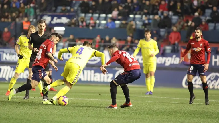 Partido entre Osasuna y el Cádiz en El Sadar ÍÑIGO ALZUGARAY (3)