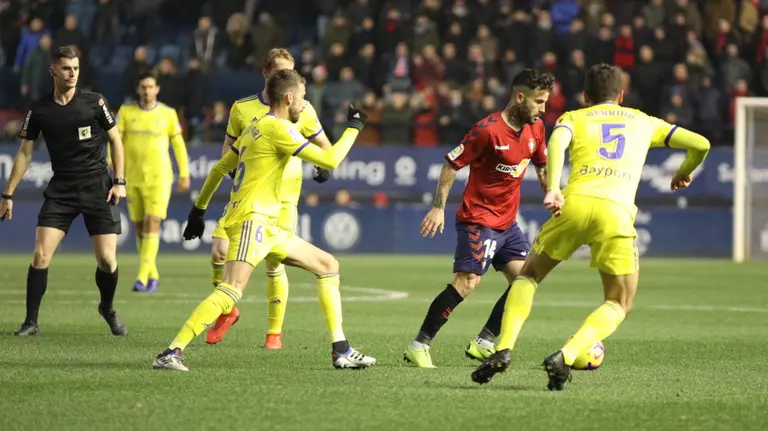 Partido entre Osasuna y el Cádiz en El Sadar ÍÑIGO ALZUGARAY (6)