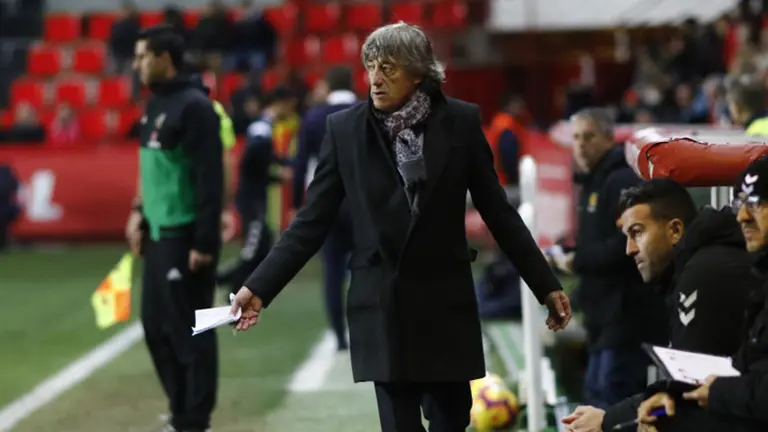 Enrique Martín Monreal de pie junto al banquillo del Nástic. La Liga.