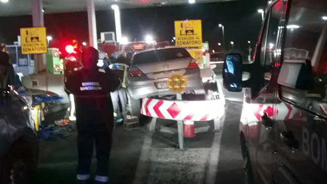 Imagen del vehículo accidentado en el peaje de la autopista AP-15 en Zuasti.. 