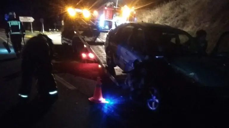 Imagen de uno de los coches implicados en un choque en el cruce de Murugarren BOMBEROS DE NAVARRA