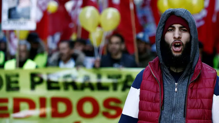 GRAFCAV703. PAMPLONA, 07/01/2019.- El sindicato LAB ha traído esta mañana a Pamplona la huelga que desde el día 26 mantiene en la empresa Huerta de Peralta por el despido de cuatro trabajadores, una movilización en la que ha pedido además condiciones laborales "dignas" para el agro navarro. Una manifestación ha recorrido el centro de la ciudad, desde la Plaza del Ayuntamiento hasta la Plaza del Castillo, ida y vuelta, con la presencia de banderas no solo de LAB sino también del sindicato agrario EHNE, reclamando la readmisión de los trabajadores despedidos. EFE/ Jesus Diges