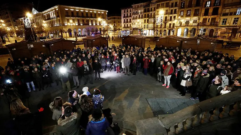 Una manifestación convocada por los colectivos feministas Andrea y Lunes Lilas denuncia esta tarde en la capital navarra &#34;la justicia patriarcal&#34; que ha confirmado la libertad provisional para los miembros de La Manada, un caso que se ha convertido en &#34;una provocación&#34;. Los asistentes han mostrado su &#34;indignación&#34; por esta decisión, &#34;hartas&#34; de que la víctima lleve &#34;dos años y medio sufriendo diariamente la desatención y la injusticia que acentúan el dolor, dos años y medio viendo como los hechos se describen como violación y sin embargo son considerados como un mero abuso&#34;. EFE/ Jesús Diges