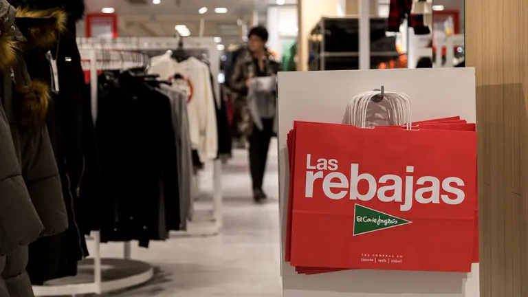 Inicio de las Rebajas de Invierno en El Corte Inglés de Pamplona (17). IÑIGO ALZUGARAY