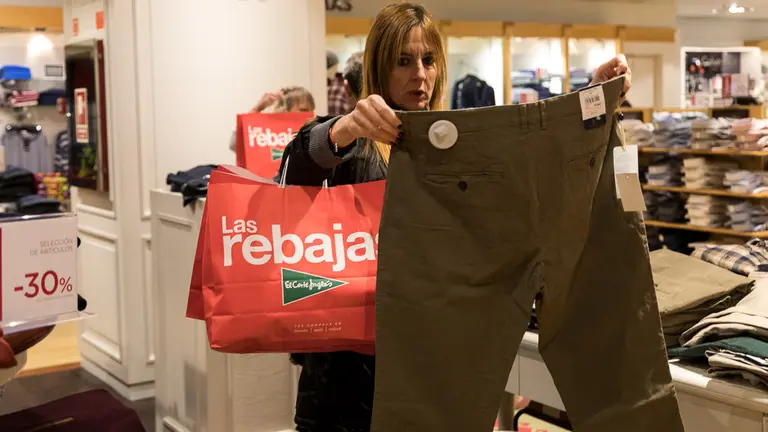 Inicio de las Rebajas de Invierno en El Corte Inglés de Pamplona (33). IÑIGO ALZUGARAY