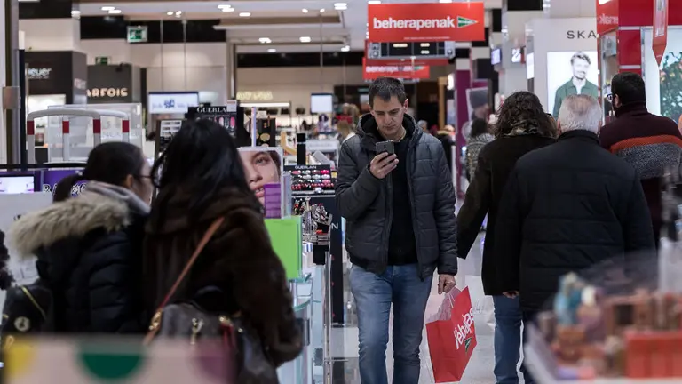 Inicio de las Rebajas de Invierno en El Corte Inglés de Pamplona (43). IÑIGO ALZUGARAY