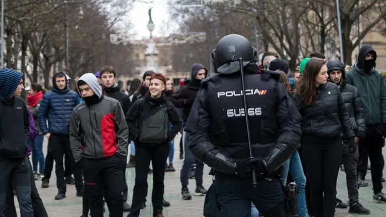 Unos jóvenes protestan a las puertas del Parlamento por el desalojo del gaztetxe del Palacio de Rozalejo (02). IÑIGO ALZUGARAY