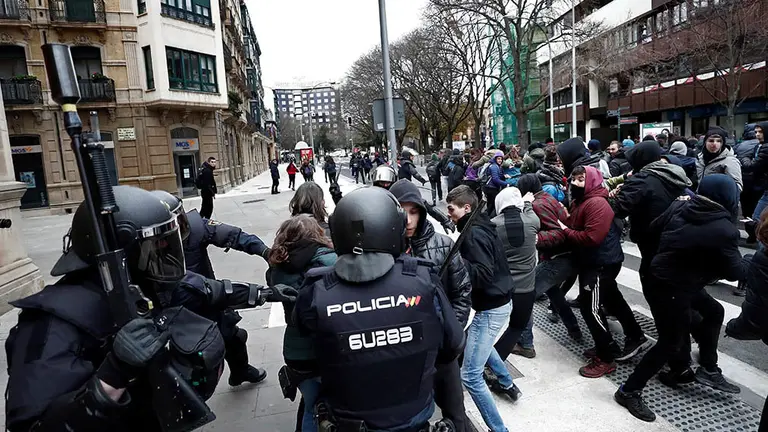 Efectivos de la Policía Nacional disuelven una concentración que han llevado a cabo un centenar de jóvenes junto al Parlamento de Navarra donde han acudido para protestar por la intervención de la Policía Foral esta madrugada en el palacio del Marqués de Rozalejo, accediendo a su interior con unos técnicos para inspeccionar el estado del inmueble. Numerosas personas se han ido congregado desde primeras horas de la mañana en los alrededores del gaztetxe al que han tratado de acceder sin éxito, al encontrarse la zona acordonada por la policía. Allí han comenzado una cacerolada de protesta que se ha extendido a diferentes calles del casco viejo y que ha llegado hasta el Parlamento de Navarra, llegándose a producir momentos de tensión. Los participantes en la protesta corean gritos en favor del gaztetxe y en contra la policía y lemas como &#34;un desalojo otra okupación&#34;. EFE/ Jesus Diges