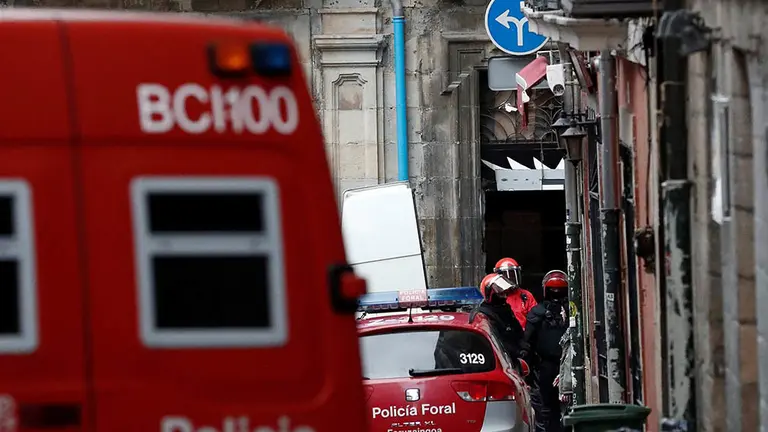 GRAFCAV728. PAMPLONA, 08/01/2019.- Efectivos de la Policía Foral controlan el acceso al palacio del Marqués de Rozalejo situado en el Casco Viejo de Pamplona donde han entrado esta madrugada con unos técnicos para inspeccionar el estado del inmueble. Numerosas personas se han ido congregado desde primeras horas de la mañana en los alrededores del gaztetxe al que han tratado de acceder sin éxito, al encontrarse la zona acordonada por la policía. Allí han comenzado una cacerolada de protesta que se ha extendido a diferentes calles del casco viejo y que ha llegado hasta el Parlamento de Navarra, llegándose a producir momentos de tensión. Los participantes en la protesta corean gritos en favor del gaztetxe y en contra la policía y lemas como &#34;un desalojo otra okupación&#34;. EFE/ Jesús Diges